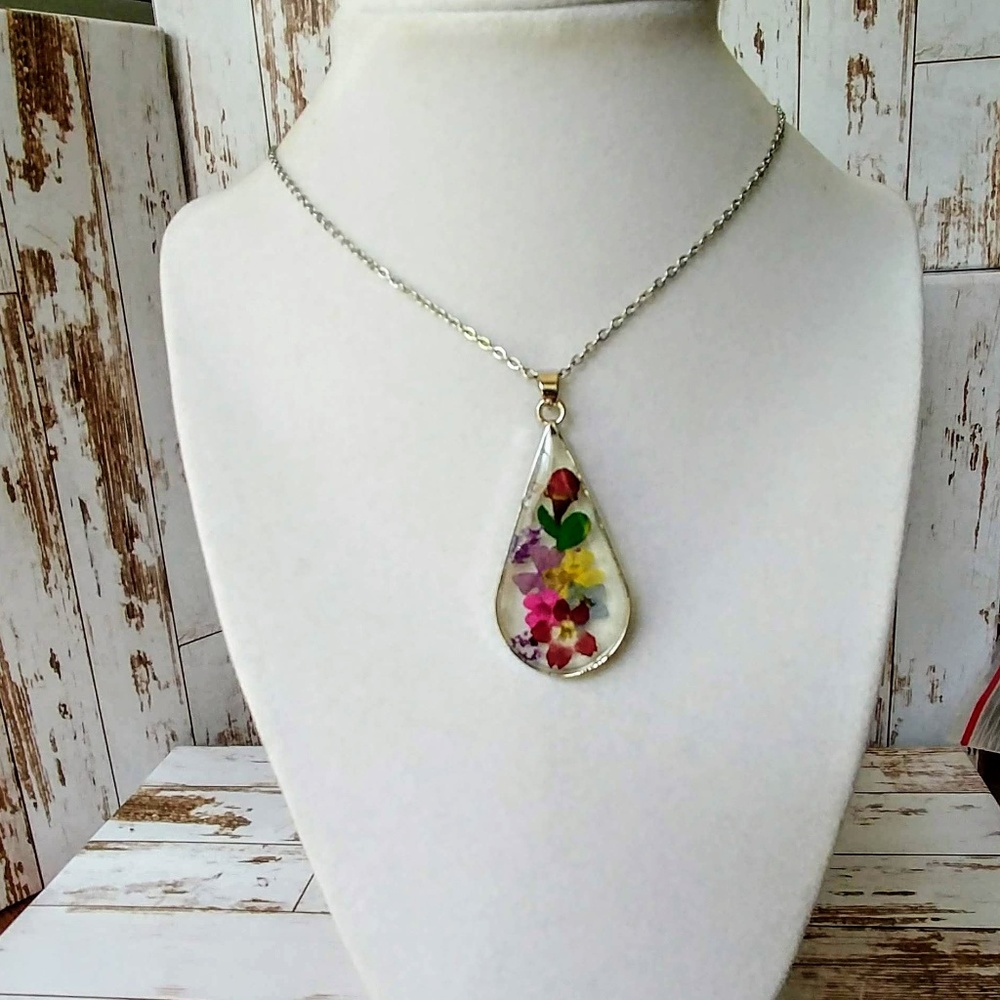 Pressed Flower Necklace - Picture 4 of 6